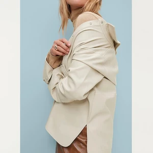 PU skirt- Gina Tricot - Nästintill ny beige ”skinn”-skjorta. Jättefin att ha som jacka till våren när det blir lite varmare! Hör av för egna bilder🦋Den är lite stor i storleken