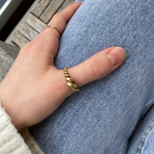 Guldring - Innerdiameter 2 cm. Bra kvalitet, har använt den och färger går inte av. 