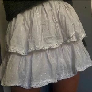 Kjol - Andra bilden är min!! Dom andra är lånade från hemsidan! Superfin kjol från byanastasia! Köpt i somras för 359kr men aldrig använd, lappen är kvar! GRATIS FRAKT! STÅR DET INTE SÅLD PÅ ANNONSEN FINNS DEN FORTFARANDE KVAR!!💞💞💞