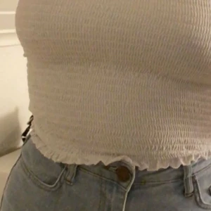 Vit topp utan armar - Jätte fin vit topp som jag inte har fått tillfälle att använda. Köpare står för frakt❤️