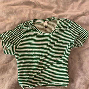 Randig T-shirt ifrån Monki - Super fin trendig T-shirt ifrån Monki, används aldrig så säljer den. 