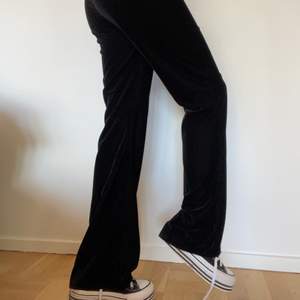 Svarta byxor, använda få gånger är i bra skick 🖤 är 171 och de är perfekt längd! Går att sy upp osv. DM för mer frågor & bilder 