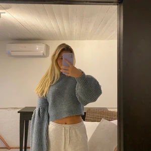 Zara stickad tröja - En stickad tröja ifrån Zara med puffärmar i färgen blå och lite glittrig. 