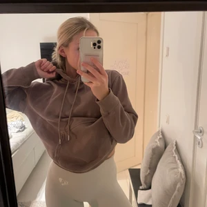 Hoodie - Brun hoodie i storlek S!! Jätteskönt material och snyggt till allt! 🤎