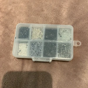 Pärlor  - Små glas pärlor som kan användas till armband eller halsband.