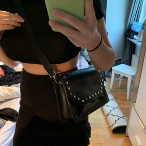 Svart väska  - Svart väska ifrån DON DONNA, köpt på accent. Rektangulär. Tillhörande band följer med. Bandet går att justera, du kan göra de så långt som de är på bild 1 men också kortare. 