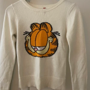 Katten Gustav tröja  - Skriv för fler bilder! Köpt second hand men själv har jag aldrig använt den. Fint skick! 