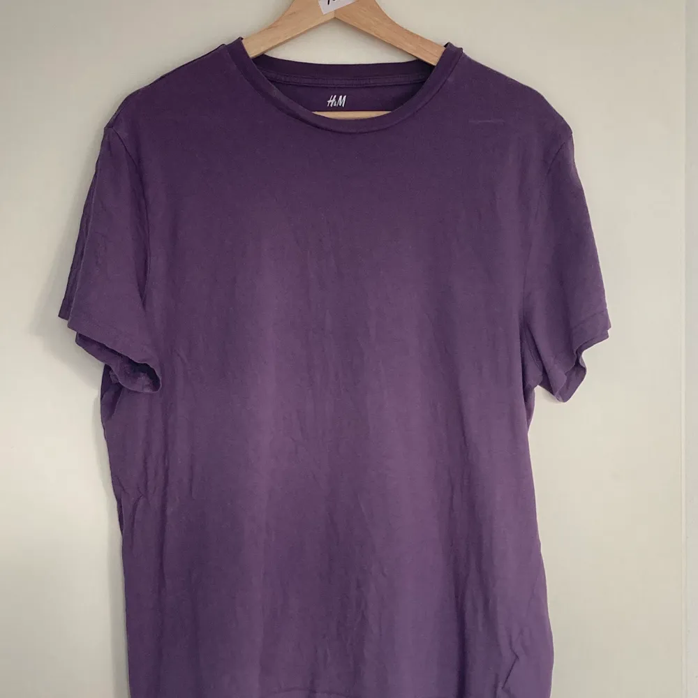 En snygg lilafärgad t-shirt. Köpt second hand. Använt skick, men inga hål, färgningar m.m. Köpare står för frakt.👾 passar S-L.. T-shirts.