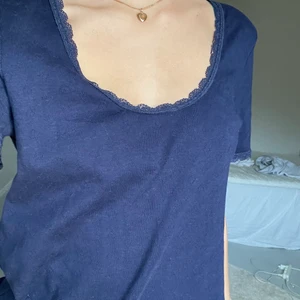 & other stories t shirt - Sälje min t shirt från & other stories med så fint mönste och färg💎 tröjan är i storlek m men äcen jag som brukar bära xs passar bra i den