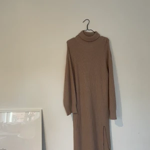 Stickad klänning  - Stickad klänning, endast använd en gång! Blir jättefin med skärp i midjan också. 