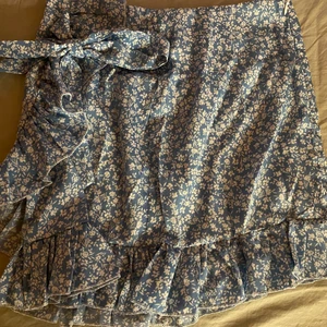 Blå och vitprickig kjol från Shein - Aldrig använd, säljes då den inte passade när jag fick hem den.