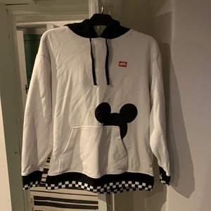 Vans x Disney hoodie i storlek small som är väldigt snygg och unik. Den är i bra skick och har inga märkbara fel eller så.          Köpare står för frakt