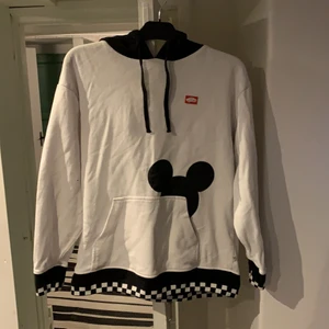 Vans x Disney hoodie  - Vans x Disney hoodie i storlek small som är väldigt snygg och unik. Den är i bra skick och har inga märkbara fel eller så.          Köpare står för frakt