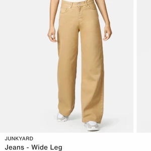 Junkyard Wideleg  - säljer mina älskade junkyardjeans, använt dem ett fåtal gånger pga att dem är lite försmå.