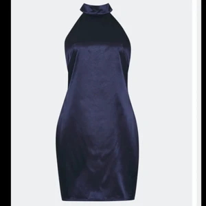 Blå satin klänning - Säljer nu denna fina satin klänning från bikbok med öppen rygg, råkat slänga kvittot så kunde inte lämna tillbaka då jag ångra mig. Aldrig använd så helt nyskick. Storlek S. Nypris 399 så säljer för 300kr + frakt 🦋