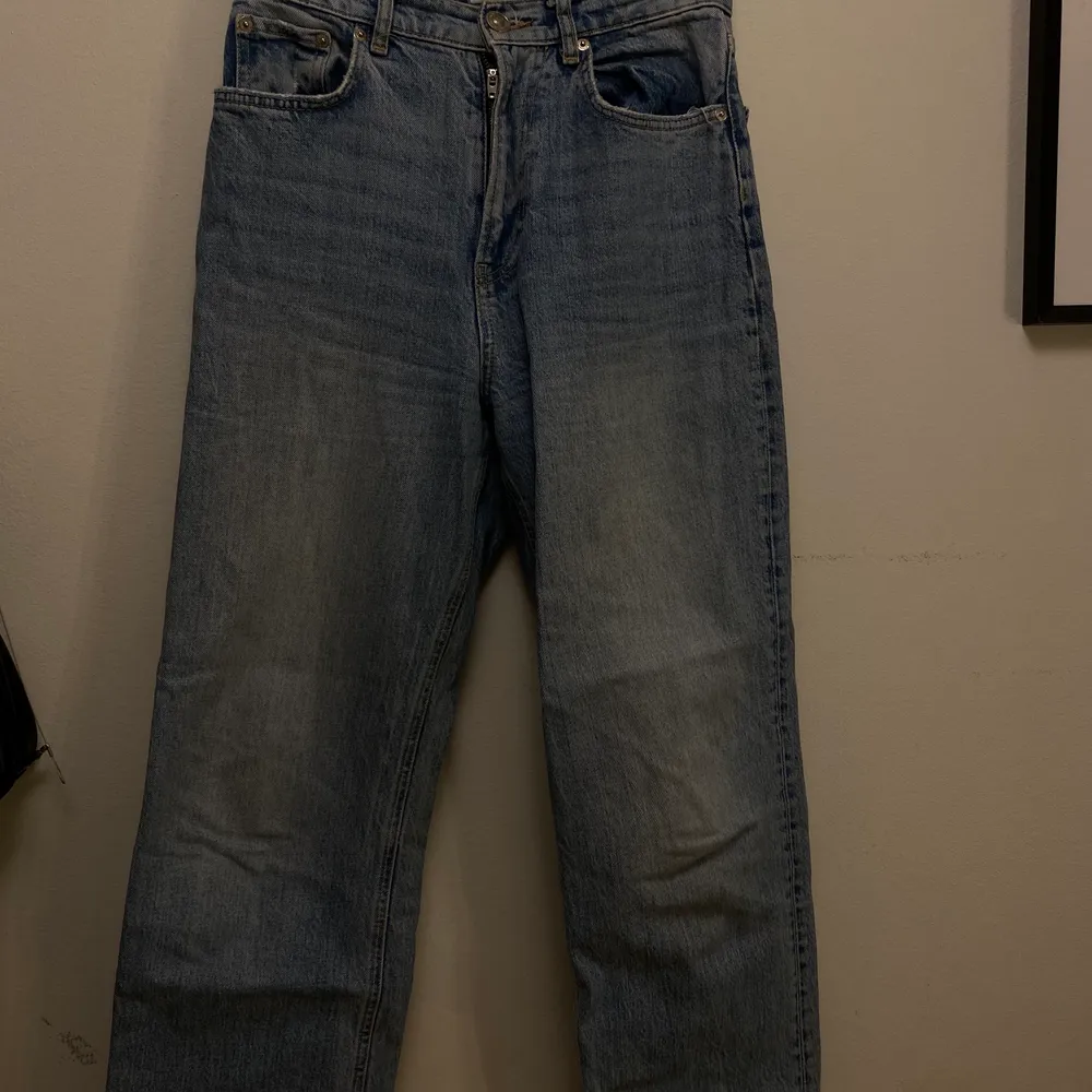 Ljusblåa högmidjade jeans med straight fit. Jeans & Byxor.