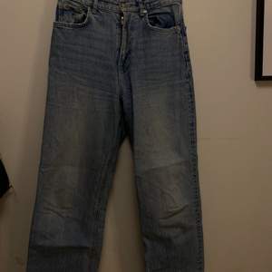 Ljusblåa högmidjade jeans med straight fit