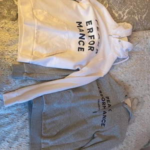 Peak performance hoodies - Två hoodies från Peak Performance. Båda är XS. Obs vet ej vad frakten kostar. Kan säljas tillsammans eller separat. Priset är för en.