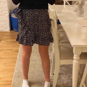 Svart vit blommig kjol  - Säljer denna jättefina svart vita kjolen, då den inte kommer till användning. Finns dragkedja på baksidan.💗💗💗 skriv privat för fler frågor. 
