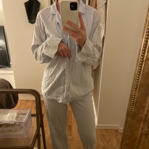 En fin ljusblå/vit randig pyjamas  - En superfin & skön pyjamas ifrån Gina tricot. Använd max 2 gånger och är i princip helt ny. Frakt tillkommer eller att vi möts upp i Växjö 