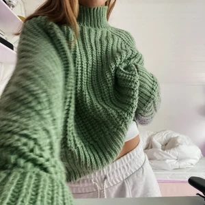 Stickad tröja - Säljer min fina gröna stickade tröja som är i nyskick då den inte kommit till användning alls mycket! Skriv om du har någon fråga eller vill se tydligare bilder💚 