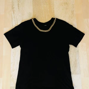 H&M shirt - To get these you must send the money “swish” while I am putting the package in the mailbox 📫 