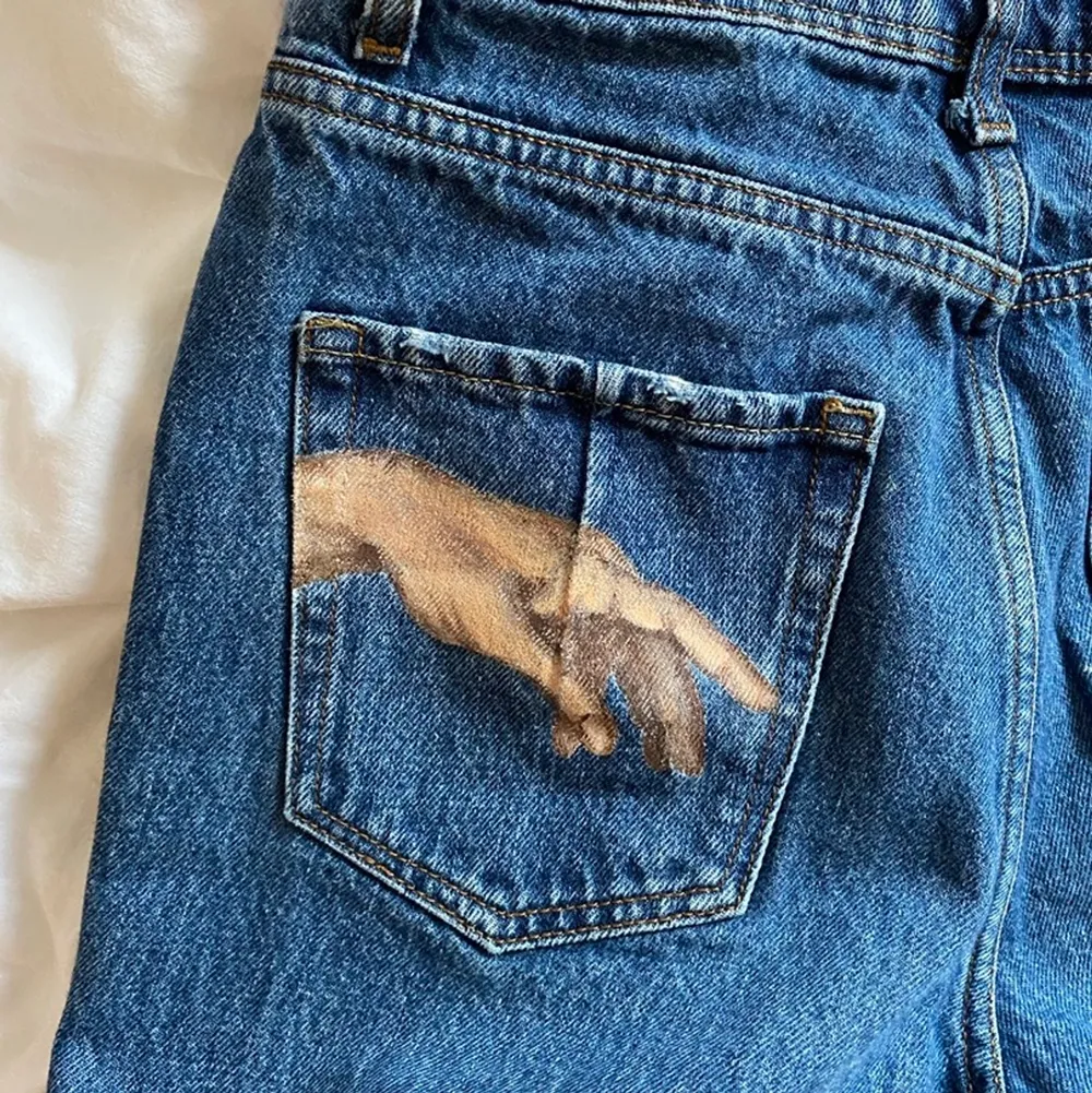 Jeans med händer på fickorna målade med textilfärg av vårt UF ⭐️ Budgivning vid många intresserade! . Jeans & Byxor.