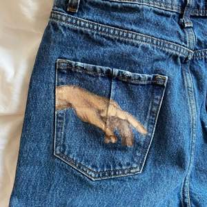 Jeans med händer på fickorna målade med textilfärg av vårt UF ⭐️ Budgivning vid många intresserade! 