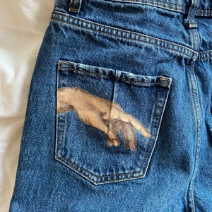 Touching hands jeans - Jeans med händer på fickorna målade med textilfärg av vårt UF ⭐️ Budgivning vid många intresserade! 