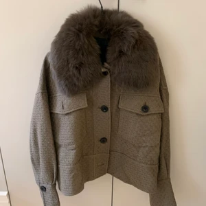Meotine Charlie jacket - Knappt använd meotine jacka!! Storlek XS/S, army green, vid snabb affär så kan priset sänkas
