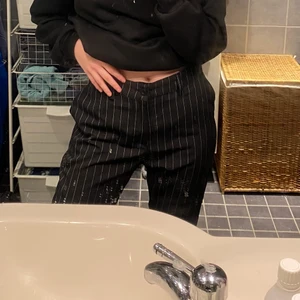 Randiga kostymbyxor  - Svart vitrandiga kostymbyxor i storlek 34. Har flera liknande därför säljer jag, dom är i bra skick! Skriv vid frågor🤍🙏🏻