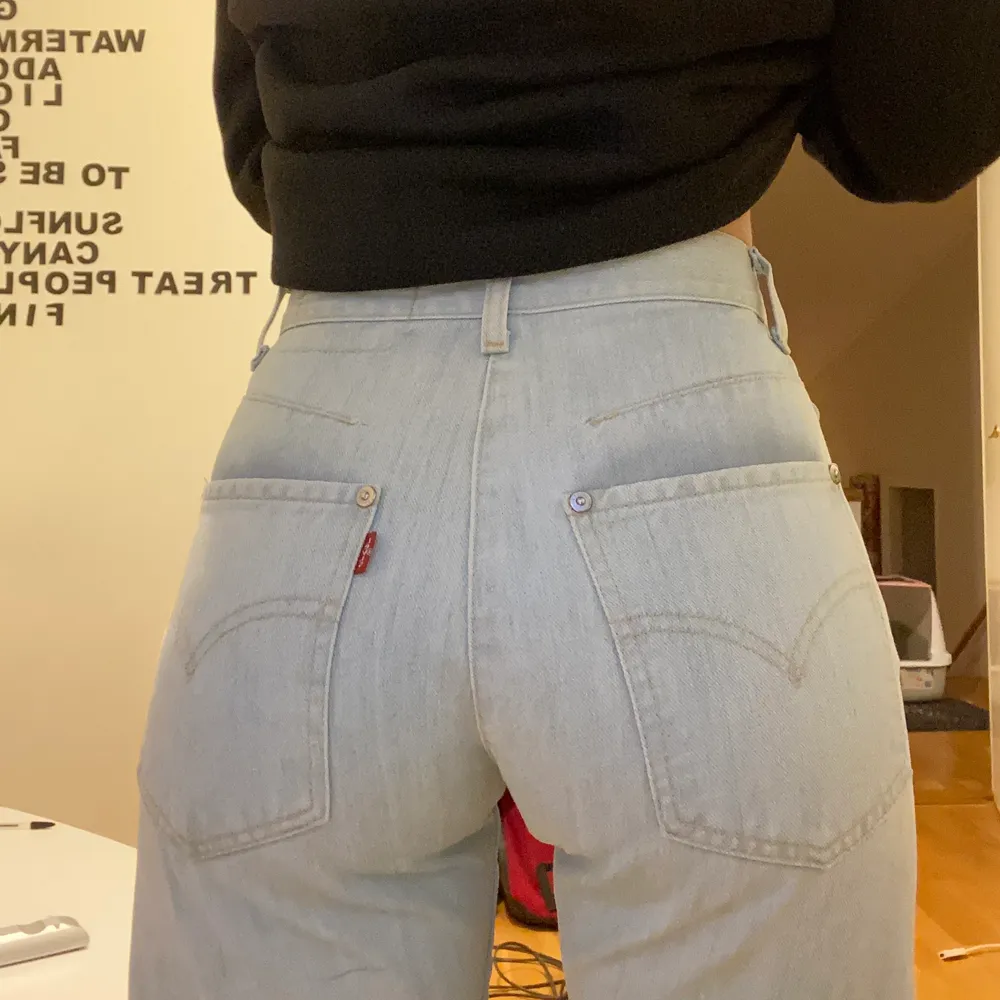 Ljusa jeans från Levis, storleken står tyvärr inte i men sitter jättebra på mig som har xs/s😇🤍 på insidan av låren är det en mörkare rand (det ska vara så) en najs detalj. Skriv vid frågor🤍. Jeans & Byxor.