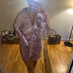 Lila skimrig klänning - Säljer denna gudomligt fina klänningen från Gina Tricot som tyvärr inte kommer till så mycket användning. Storlek S, kan justeras beroende på hur lång man vill ha den.💜