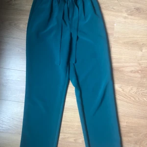 Gröna kostymbyxor - Gärna kostym byxor i storlek S, mycket fin kvalitet och fin passform