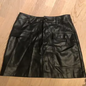 Svart fakeläder-kjol från Zara. Ca 38cm i längd. Säljer för den inte passar längre.