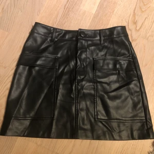 Fakeläder-kjol - Svart fakeläder-kjol från Zara. Ca 38cm i längd. Säljer för den inte passar längre.