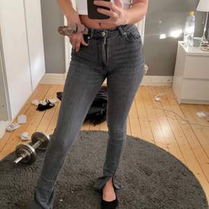 Bilden är lånad, men säljer dessa populära grå jeans med slits ifrån zara använda ca 3 gånger  i storlek m men är väldigt stretchiga i storleken så skulle kunna passa en s. Älskar de men dom har blivit försmå för mig. Köparen står för frakt 