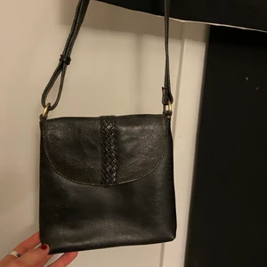 Svart läder axelremsväska - Jätte användbar och snygg axelremsväska i svart läder, cool design på insidan också!😊❤️