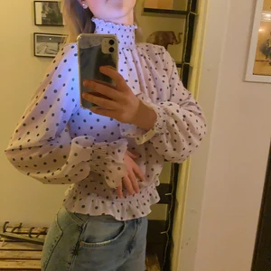 Glamorous topp  - En prickig topp som är jättesöt till nån fest eller så. Själv nästa aldrig använt. Passar mig som har storlek xs.Kan mötas men annars står köparen för frakt.