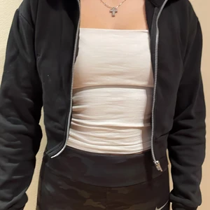 Svart kort kofta  - Det är en svart kort kofta, väldigt skönt material och funkar till allt