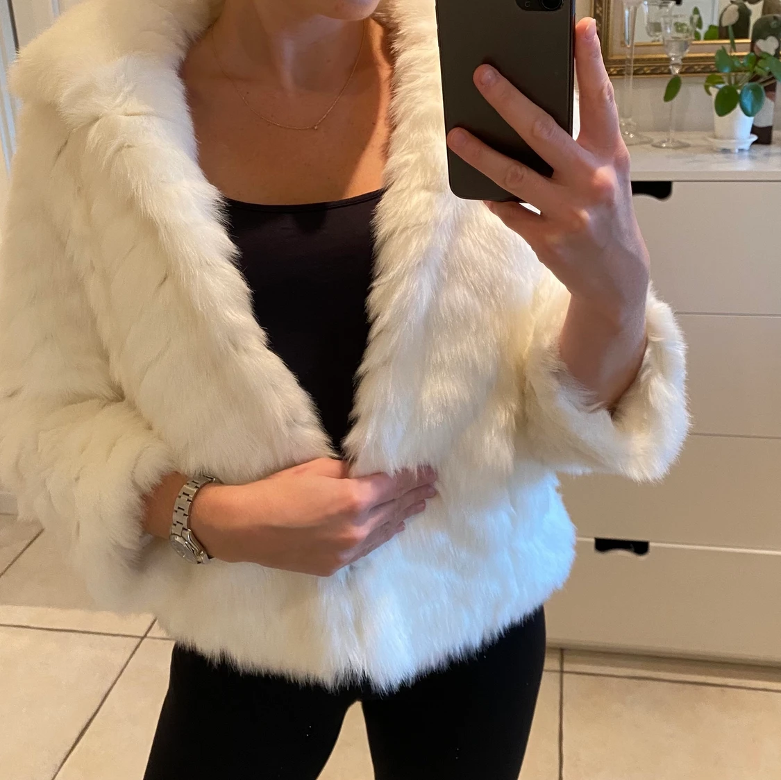 Vit fuskpäls från Guess - 90