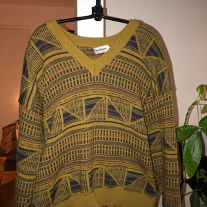 Myströja - Köpt second hand, st s/m, inte super pösig utan har en ganska fast passform, otrolig dock💕