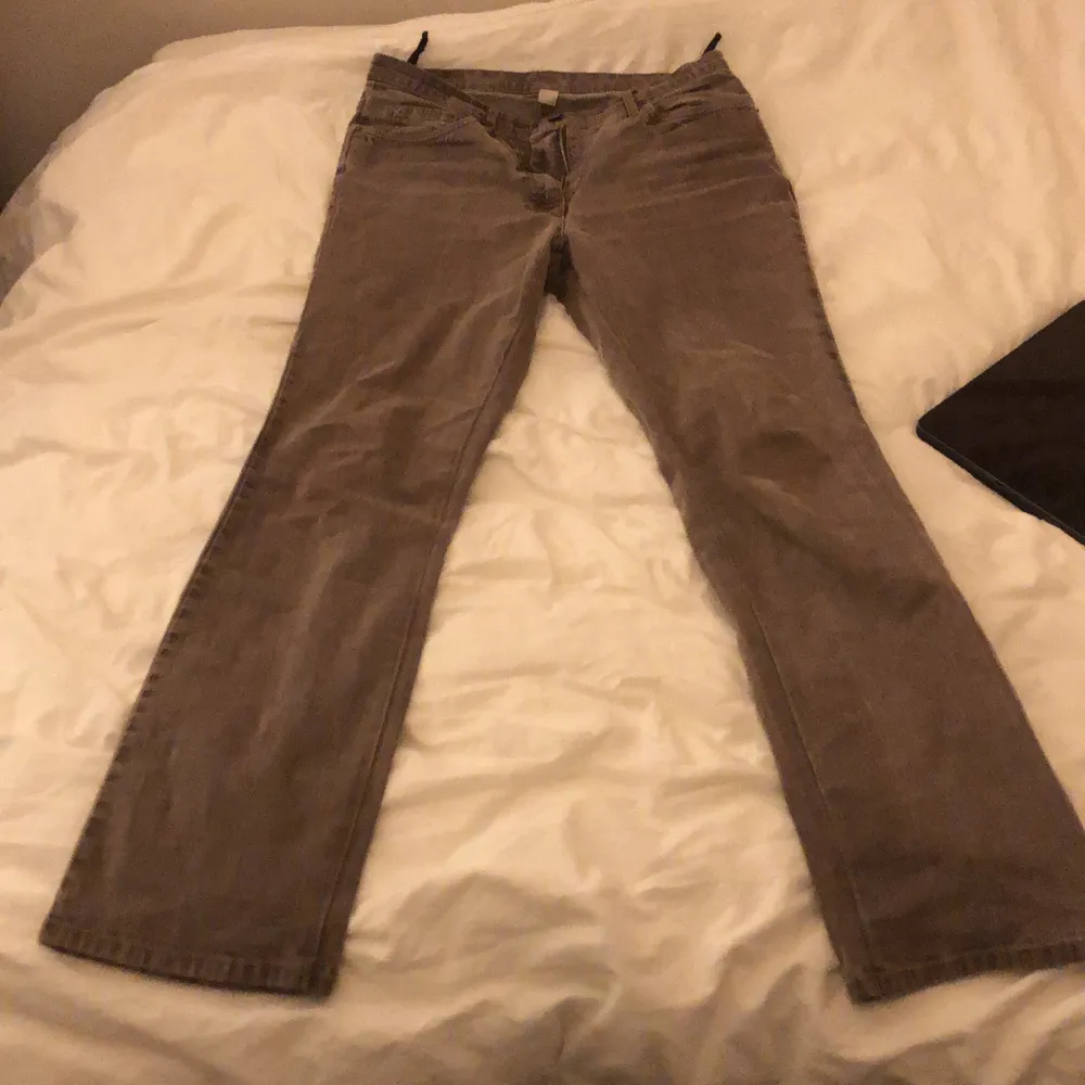Snygga Bruna jeans som jag har köpt second hand. Jag vet inte vart dom är från. Size XS/S. Jeans & Byxor.