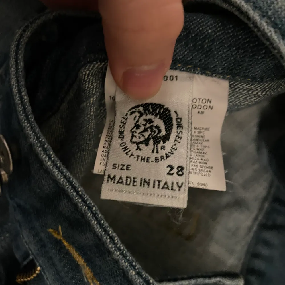 Sjukt snygga lågmidjade diesel jeans köpt Second hand! Storlek 28 men lite små i storleken. Budgivning börjar på 350Kr . Jeans & Byxor.