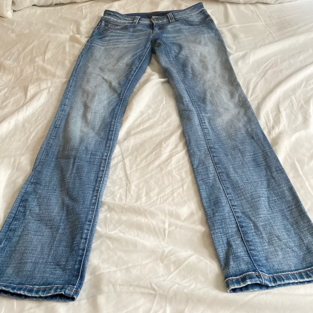 Buda eller köp direkt för 500kr!❤️INNERBENSLÄNGD 81 cm MIDJEMÅTT 79 cm❤️❤️Säljer dessa så snygga jeansen märket only. Storleken är 29/34 och byxorna är i bra skick. Köparen står för frakt annars möts jag gärna upp i Stockholm. ‼️‼️Kolla bild 3 för en rättvis bild av färgen. . Jeans & Byxor.