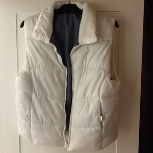 dunväst - vit dunväst, har två fickor fram. Vet inte vart den är ifrån eller storlek eftersom att lappen är borta men skulle säga att den passar xs-liten m.💕💕 Jag är ca 172cm lång, köparen betalar för frakten.
