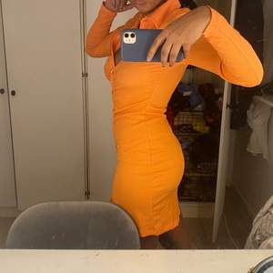 Säljer denna orangea klänningen från märket only som jag råkade beställa hem från Nelly, helt oanvänd❣️ nypris 400kr