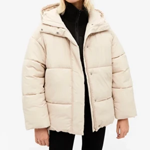 Dunjacka  - Beige dunjacka från monki, köpt för 2 veckor sedan. Använd 2 ggr men ångrat mitt köp! Köpt för 700 kr 