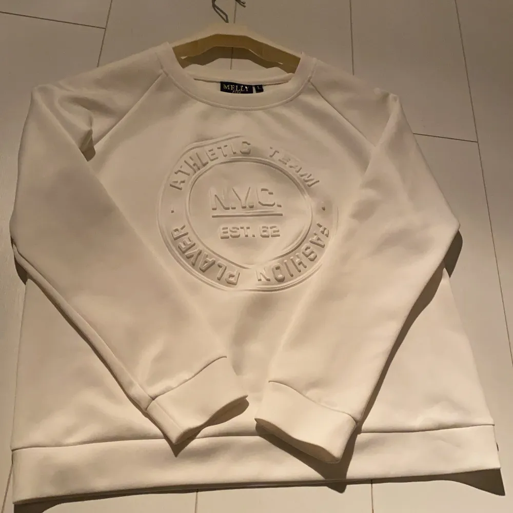 Säljer denna helt oanvända sweatshirt ifrån Melly,, i storlek L,M,S bror på hur man vill att den ska sitta, inga fläckar eller hål, det är lent matrial, säljer för 100kr + frakt, pris kan diskuteras,, 🤍 kom privat för mer bilder osv . Tröjor & Koftor.