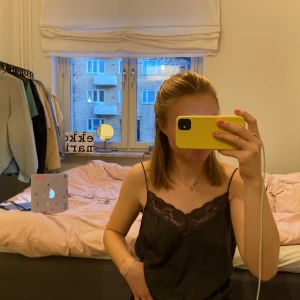 Spetslinne - Spetslinne från crocker (gamla jc). Mörk grått, låg rygg och använt sparsamt. Mitt pris 50 kr. 